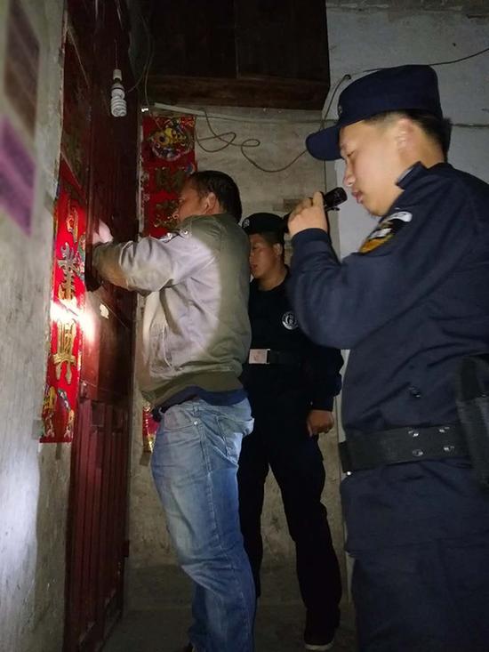 葫芦岛粗心妈妈误将幼女锁家中 民警全城寻开锁师傅开门